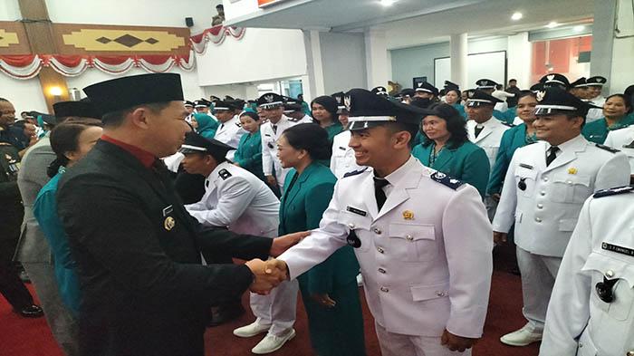 Bupati-Kapuas-Hulu-Fransiskus-Diaan-saat-menyalami-sdf-ds.jpg