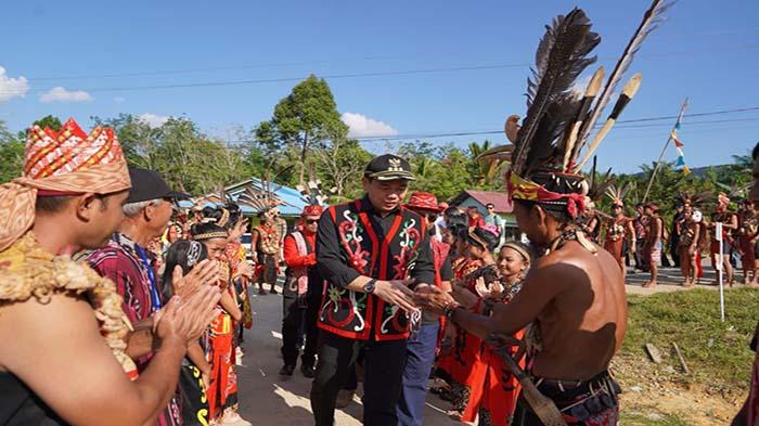 Bupati Kapuas Hulu Tutup Gawai Dayak Ketemenggungan Suku Seberuang Ensilat