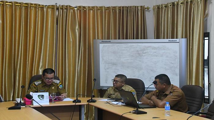 Bupati-Kayong-Utara-Romi-Wijaya-dalam-rapat-pembahasan.jpg