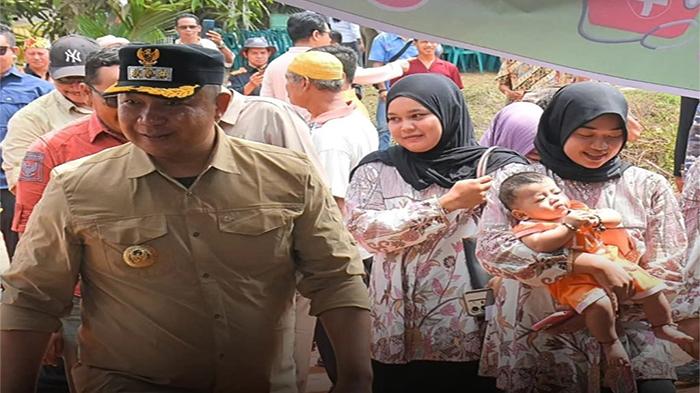 Bupati-Ketapang-Alexander-Wilyo-meninjau-Posko-Pengobatan.jpg