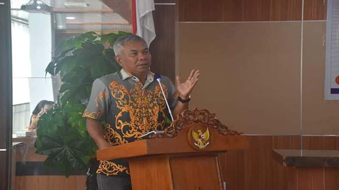 Bupati-Ketapang-Martin-Rantan-SH-MSos-saat-memberikan-sa2352er.jpg