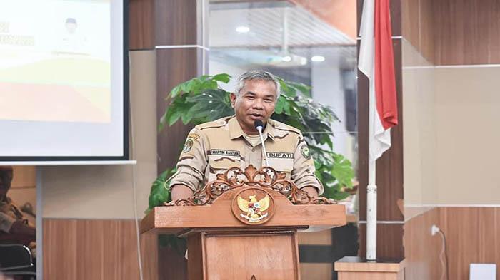 Bupati-Ketapang-Martin-Rantan-saat-memimpin-df-sdf-sdfs-dfsd-fsd-fsd.jpg