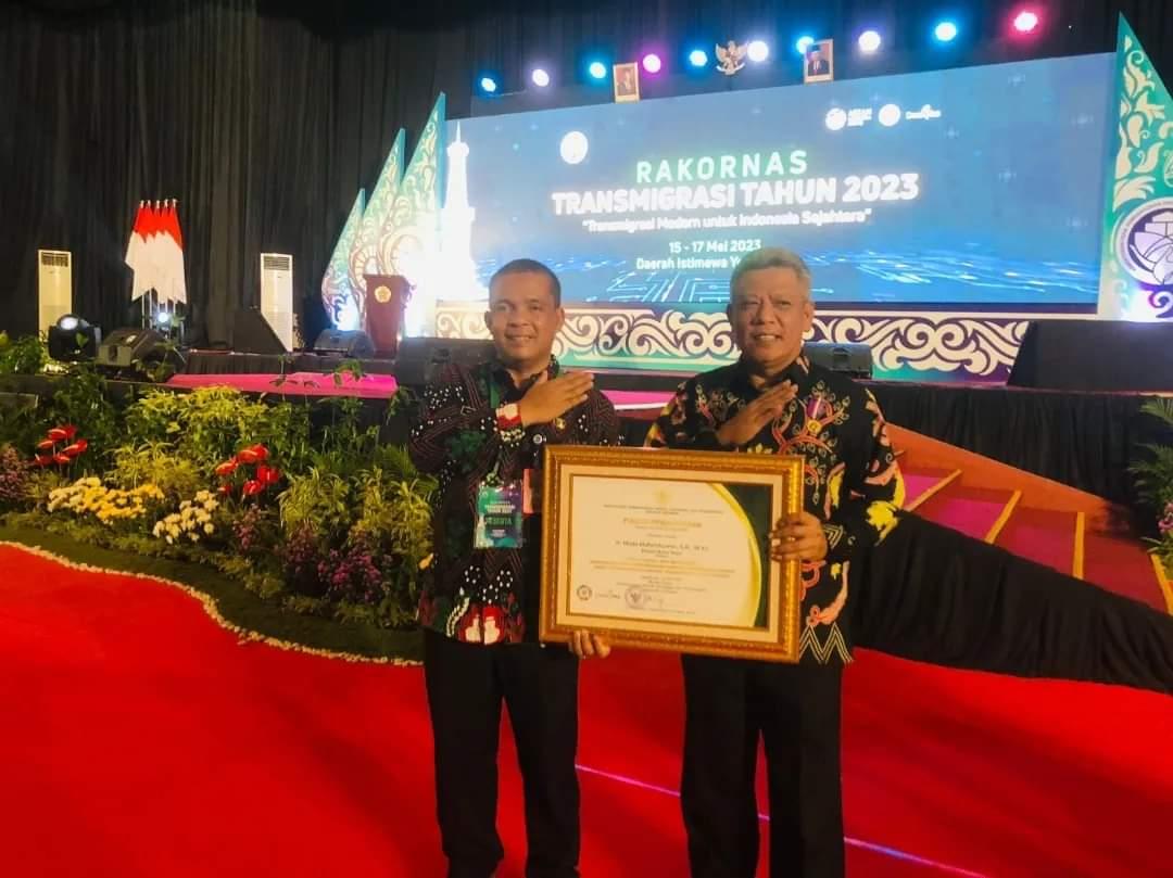 Bupati Kubu Raya Terima Penghargaan dari Mendes PDTT di UGM