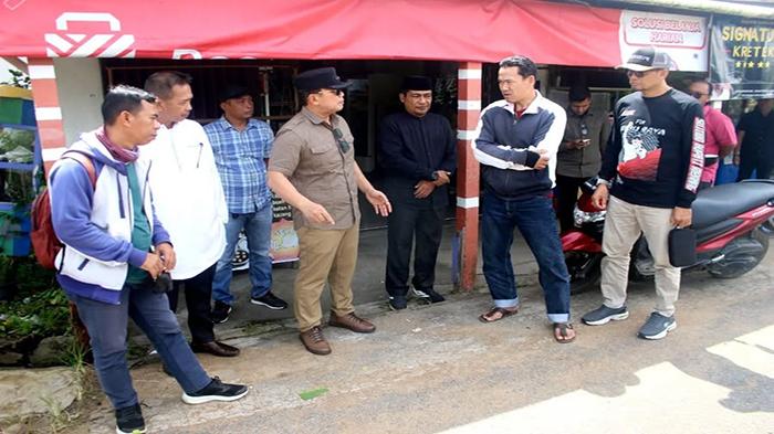 Bupati-Kubu-Raya-Sujiwo-meninjau-kondisi-turap.jpg