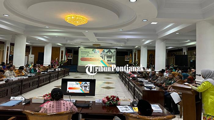 Bupati-Mempawah-Erlina-membac345ew.jpg
