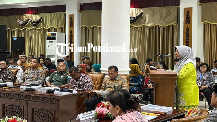 Bupati-Mempawah-Erlina-membacakan-sa3454ew.jpg