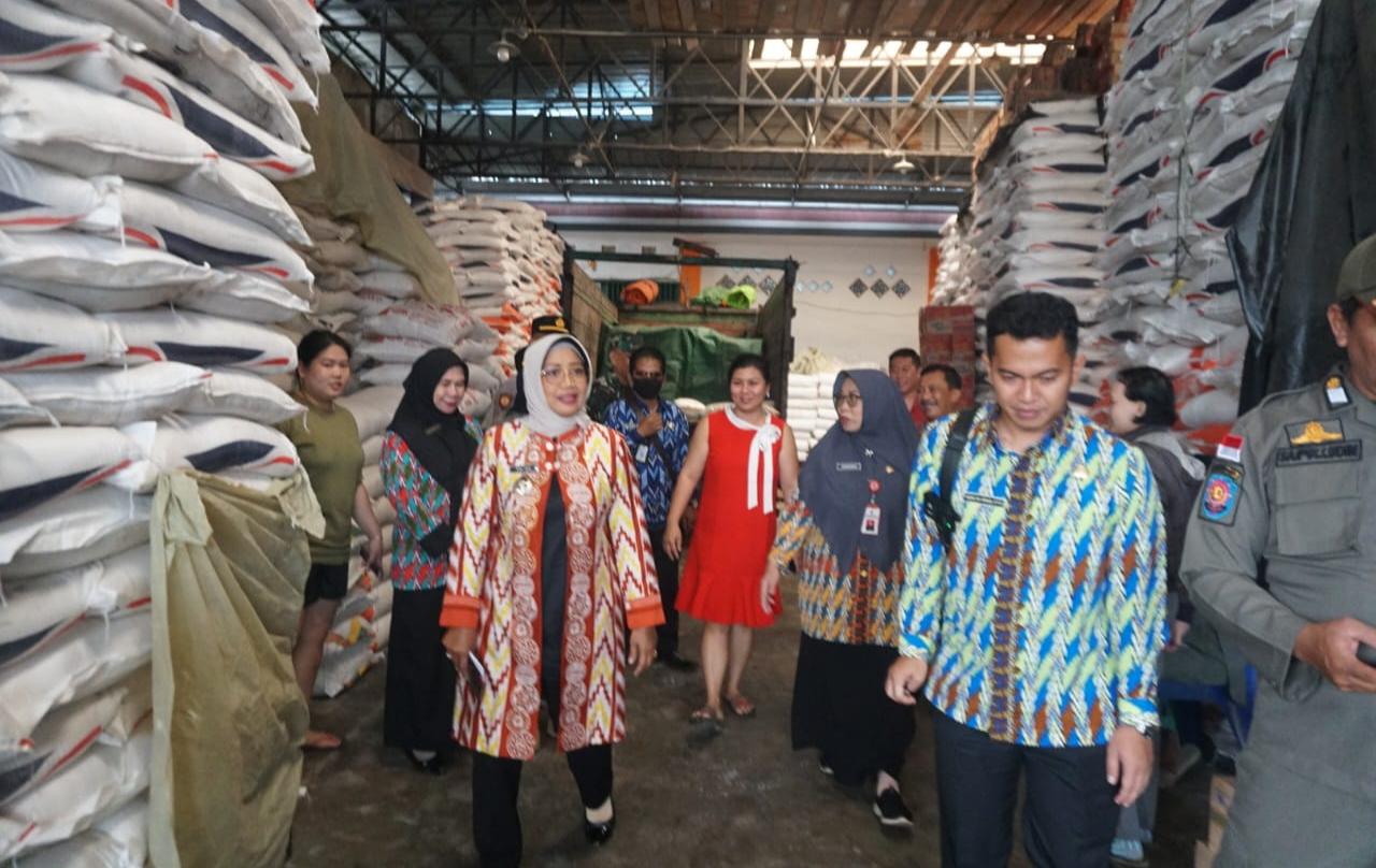 Bupati-Mempawah-Erlina-memimpin-inspeksi-mendadak-Sidak-ketersediaan-bahan.jpg