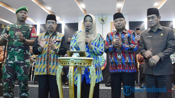 Bupati-Mempawah-Erlina-menekan-tombol-tanda-peresmian-Mempawah-Command-Center.jpg