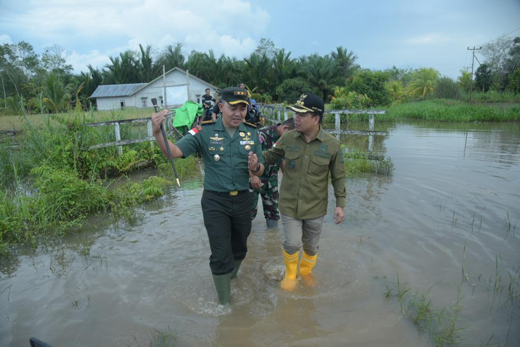 Bupati-Sambas-H-Satono-bersama-unsur-Forkopimda-Sambas-ketika-meninjau-banjir.jpg