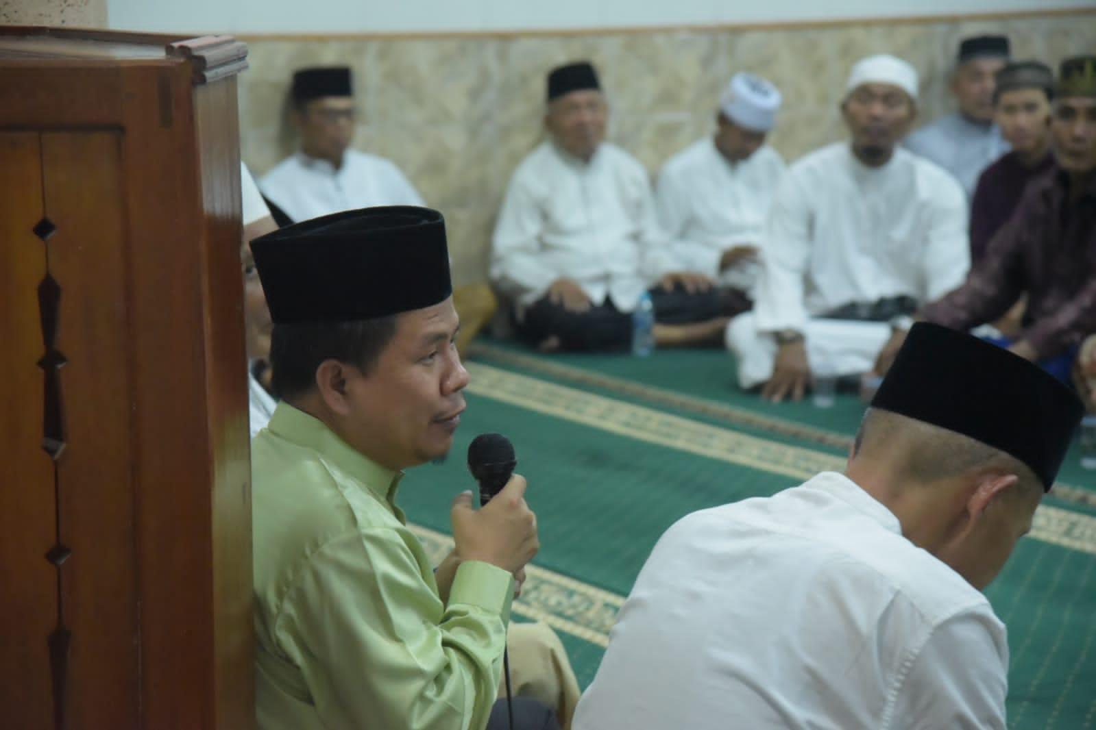 Bupati Sambas Safari Ramadan di Masjid Hidayatul Mutaqqin Pemangkat, Serahkan Bantuan Rp150 Juta