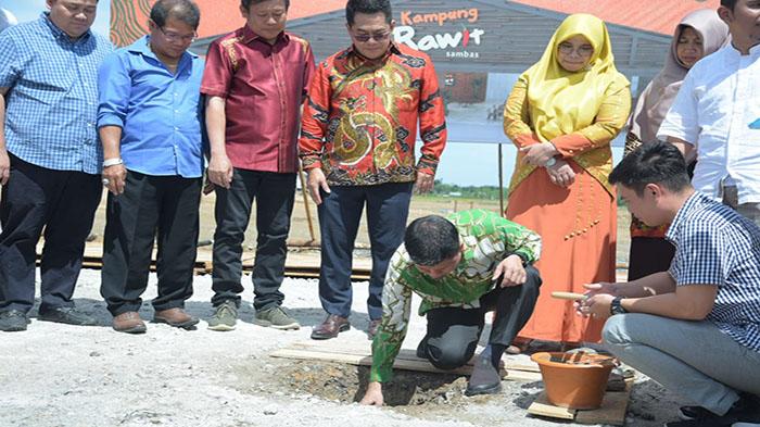 Letakkan Batu Pembangunan, Bupati Sambas Satono Berharap Kampung Rawit Serap Tenaga Kerja Lokal