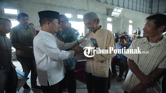 Bupati-Sambas-H-Satono-memberikan-100-karung-beras-k234rfedc.jpg