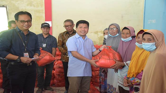 Dampingi Gubernur Kalbar Salurkan Sembako di Teluk Keramat & Galing, Satono Sosialisasikan Prosesar