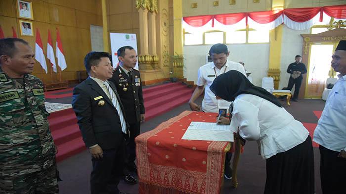 Bupati-Sambas-H-Satono-memimpin-penandatanganan-dan-pengucapan.jpg