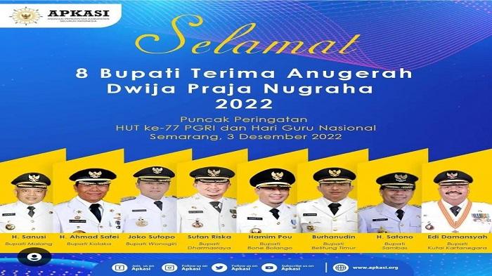 Bupati-Sambas-H-Satono-menerima-penghargaan-Anugerah-Dwija-Praja-Nugraha.jpg