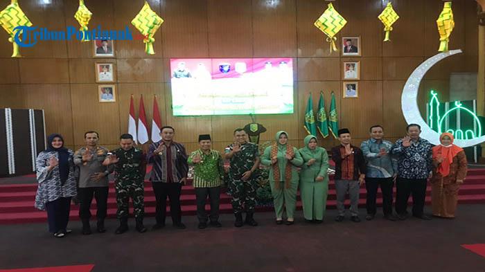 Bupati-Sambas-H-Satono-saat-berfoto-bersama-Komandan-Korem-sdf-sdf.jpg
