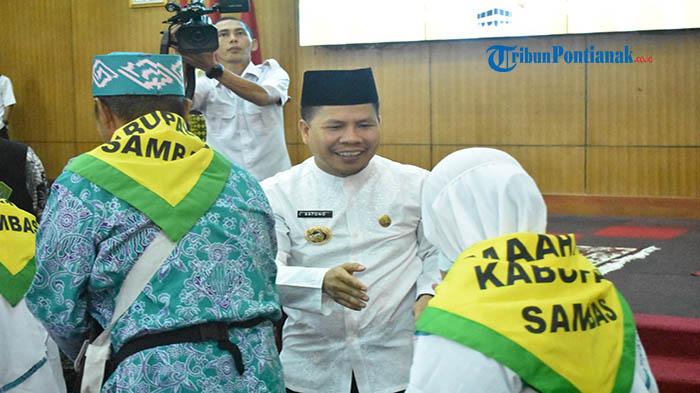 Bupati-Sambas-H-Satono-saat-melepas-jemaah-calon.jpg