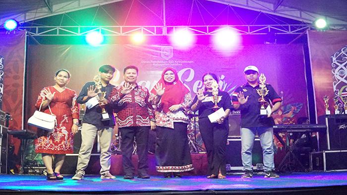 Bupati-Sambas-H-Satono-saat-menghadiri-penutupan23we.jpg