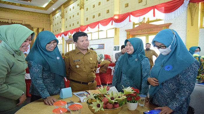 Bupati-Sambas-H-Satono-saat-meninjau-stand-e2354rwfdc.jpg