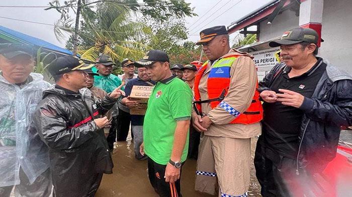 Bupati Sambas Salurkan Bantuan untuk Warga Terendam Banjir di Tiga Desa Sejangkung