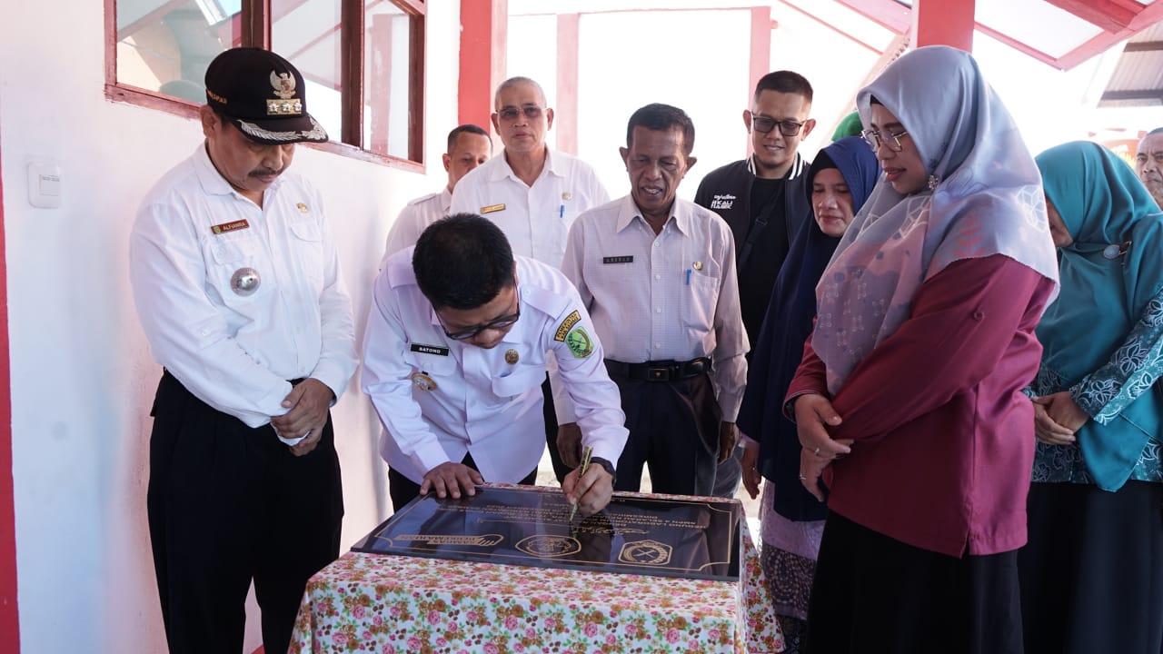 Bupati Sambas Resmikan Lab dan Rumdis Guru SMPN 4 Selakau