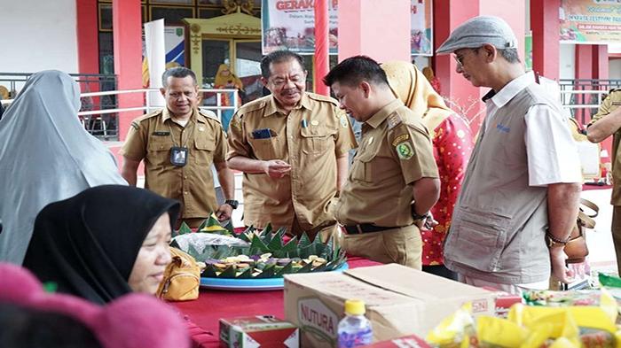 Bupati-Sambas-Satono-meninjau-Stand-23wrew.jpg