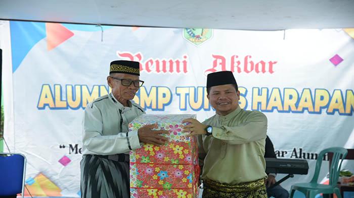 Bupati-Sambas-Satono-saat-memberikan-hadiah-sdf-sdf-ds.jpg