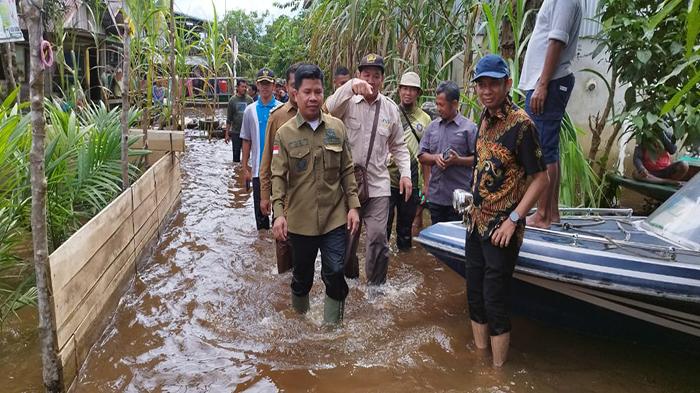 Bupati-Sambas-ketika-memberikan-235re.jpg