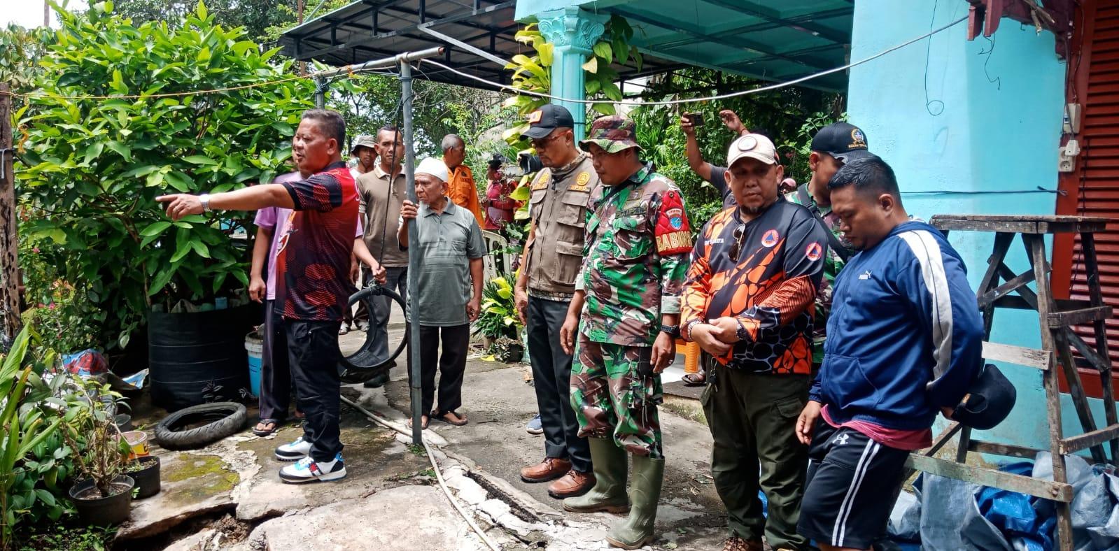 Bupati-Sanggau-Paolus-Hadi-bersama-Sekretaris-BPBD.jpg