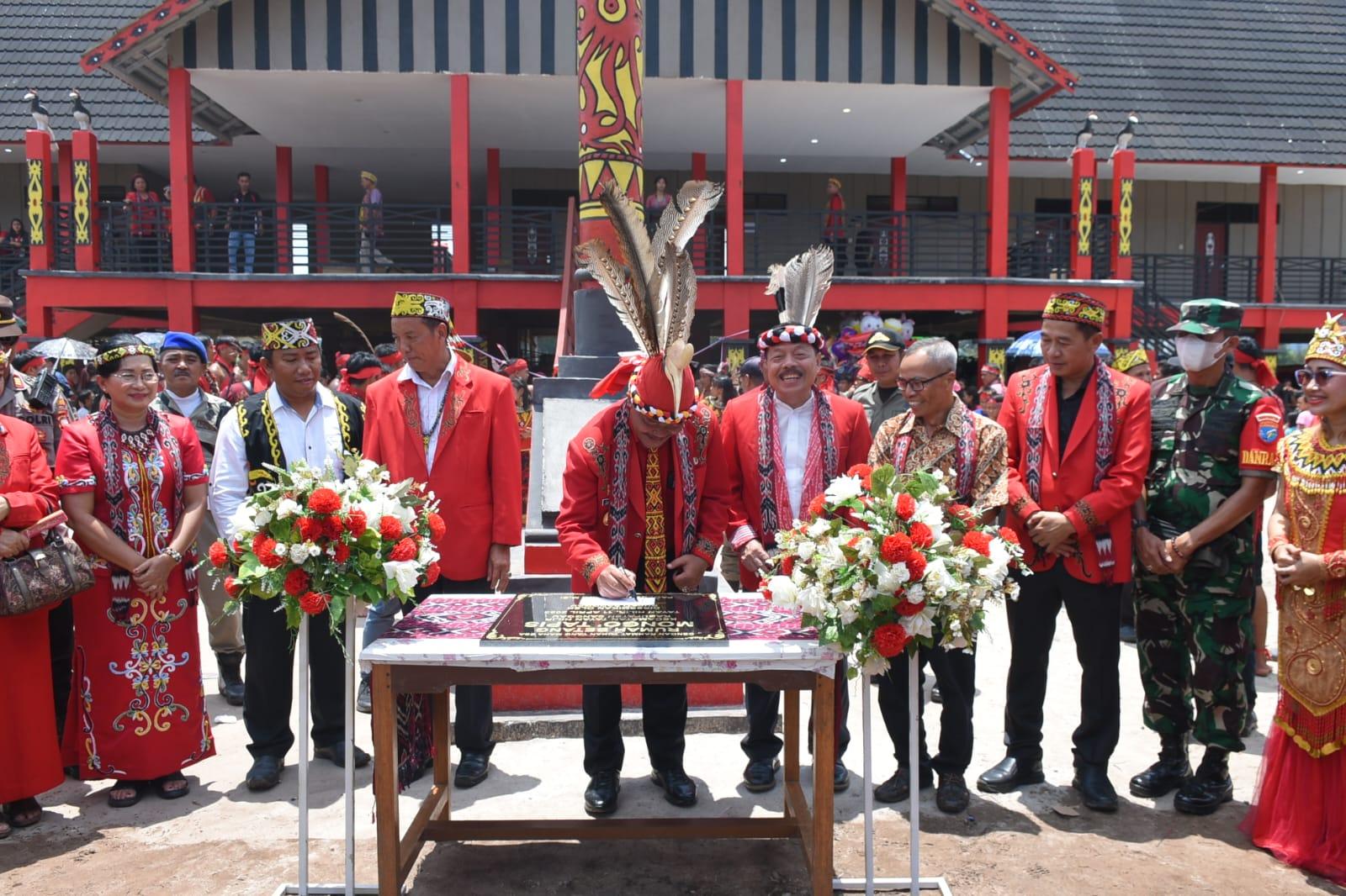 Bupati Sanggau Didampingi Wakil Bupati Resmikan Rumah Betang Mongo Topis di Tayan Hilir