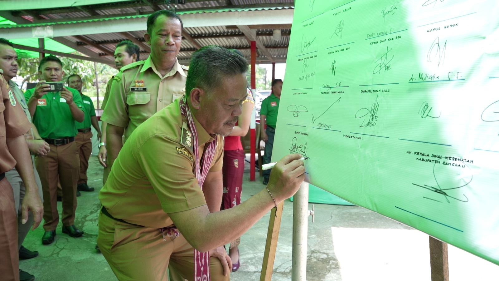 Bupati-Sanggau-Paolus-Hadi-saat-foto-bersama-saat-menghadiri.jpg