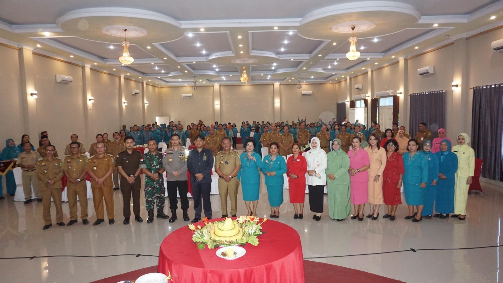 Bupati-Sanggau-Paolus-Hadi-saat-foto-bersama-usai-menghadiri-acara.jpg