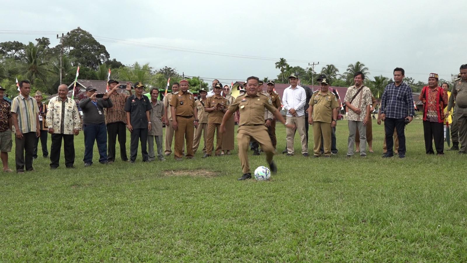Bupati-Sanggau-Paolus-Hadi-saat-membuka-open-turnamen.jpg