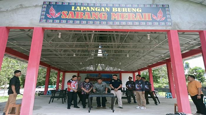 Bupati-Sanggau-Paolus-Hadi-saat-menandatangani-prasasti-peresmian.jpg