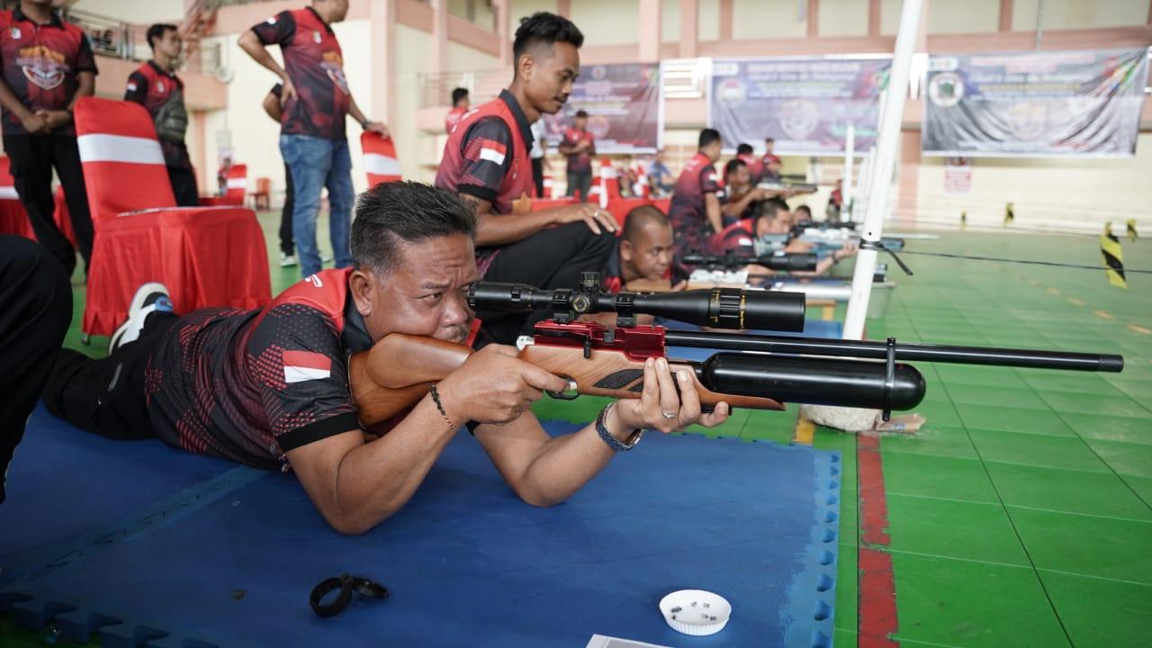 Bupati-Sanggau-Paolus-Hadi-saat-menembak-pada-kejuaraan-menembak.jpg