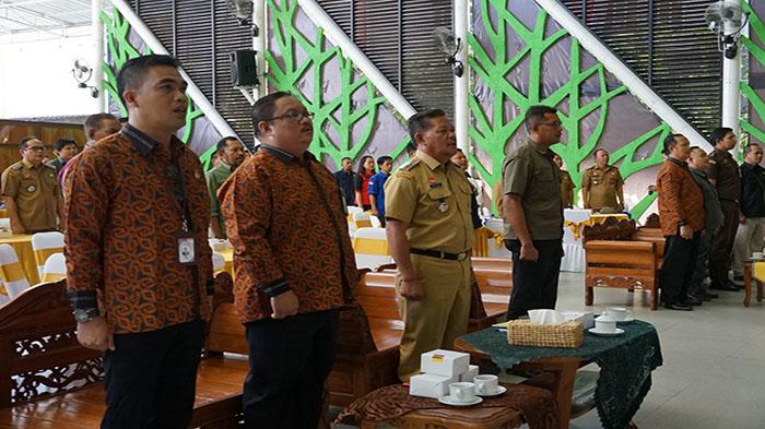 Bupati-Sanggau-Paolus-Hadi-saat-menghadiri-sosialis23refws.jpg