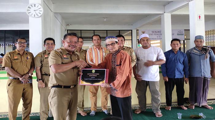 Bupati Paolus Serahkan Hewan Kurban di Masjid At Taqwa Balai Karangan Sanggau