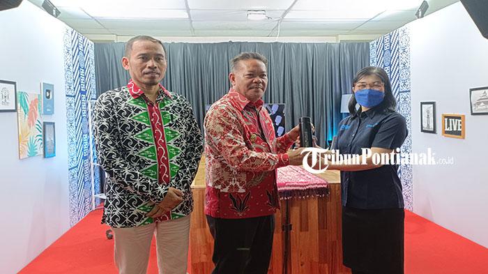 Bupati-Sanggau-Paolus-Hadi-tengah-saat-melakuk23rfs.jpg