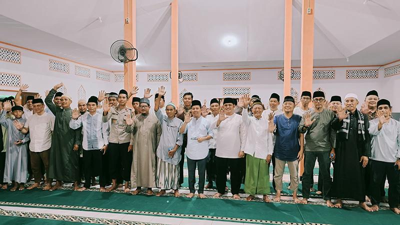 Pemkab Sambas Safari Ramadan di Desa Sabung, Bupati Satono Serahkan Hibah Rp30 Juta