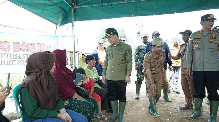 Bupati-Satono-memberikan-bantuan-mie-instan-34wedf.jpg