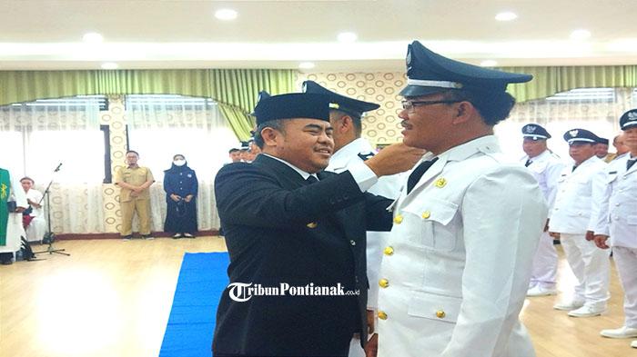Bupati-Sekadau-saat-memasang-tanda-jabatan-kepad23ssxs.jpg