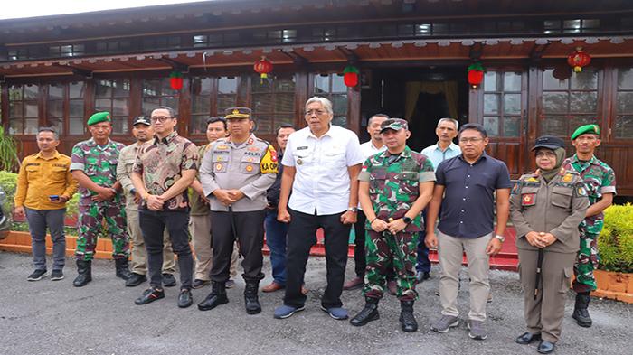 Pantau Pemilu, Bupati Sintang Pimpin Rombongan Kunjungi 10 TPS