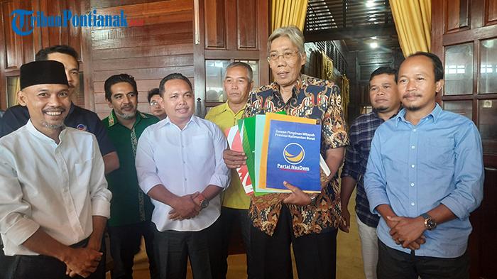 Bupati-Sintang-Jarot-Winarno-menerima-penyerahan-berkas-administrasi23rfda.jpg