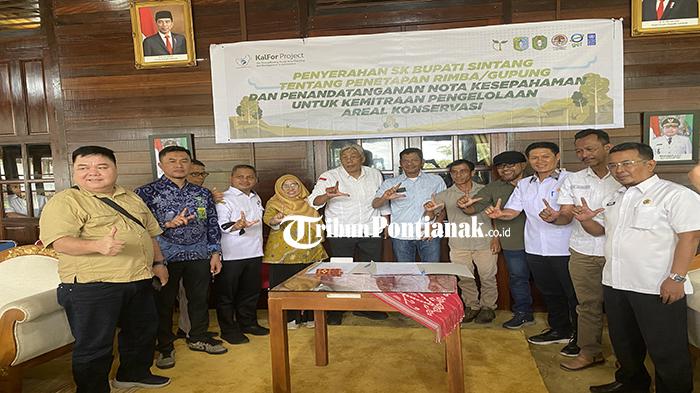 Bupati-Sintang-Jarot-Winarno-menyaksikan-32ds.jpg