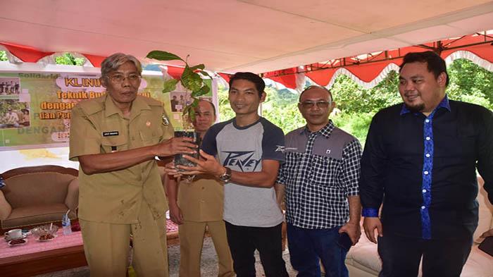 Bupati-sintang-jarot-winarno-menerima-penyerahan-bibit-kopi-sdf-sdf-sd.jpg