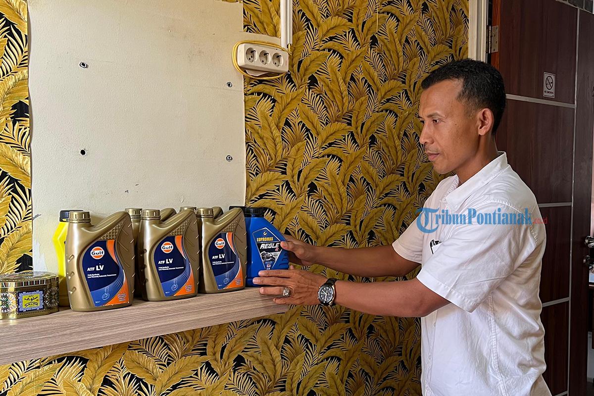 CURIAN-BOTOL-OLI-Petugas-Polisi-menunjukkan-barang-bukti-oli-ha.jpg