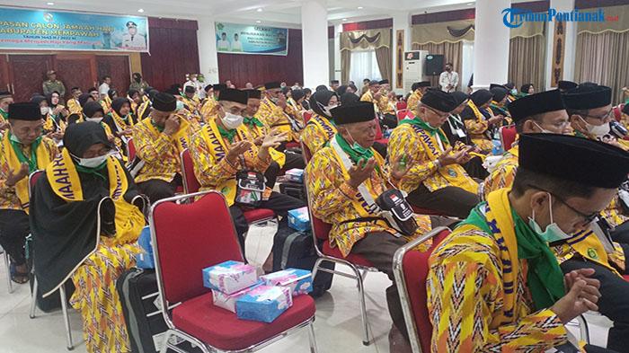 Calon-Jamaah-Haji-asal-Mempawah-terlihat-khusyuk-berdoa-paw2345redf.jpg