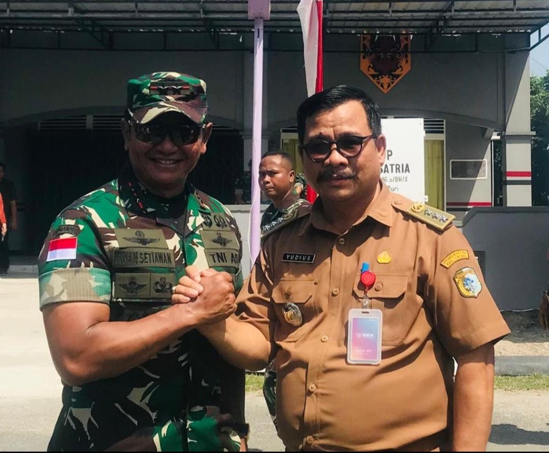 Camat-Kayan-Hulu-Yudius-berfoto-bersama-Pangdam.jpg