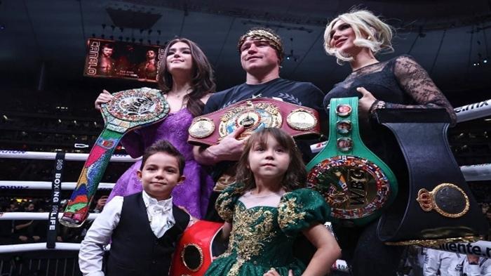 Raja Tinju Dunia Saul Canelo Alvarez Dapatkan Sabuk Juara Istimewa Dari WBA Hingga WBC