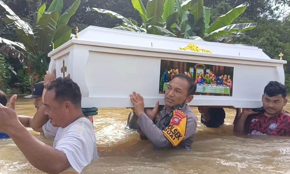 Cerita Kapolsek Beduai Ikut Gotong Warga Meninggal Menembus Banjir di Jalan Lintas Malindo